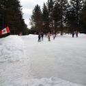 Et forcément, les gamins jouent au hockey à Mew Lake :) Oublie pas qu'on est au Canada eh ?